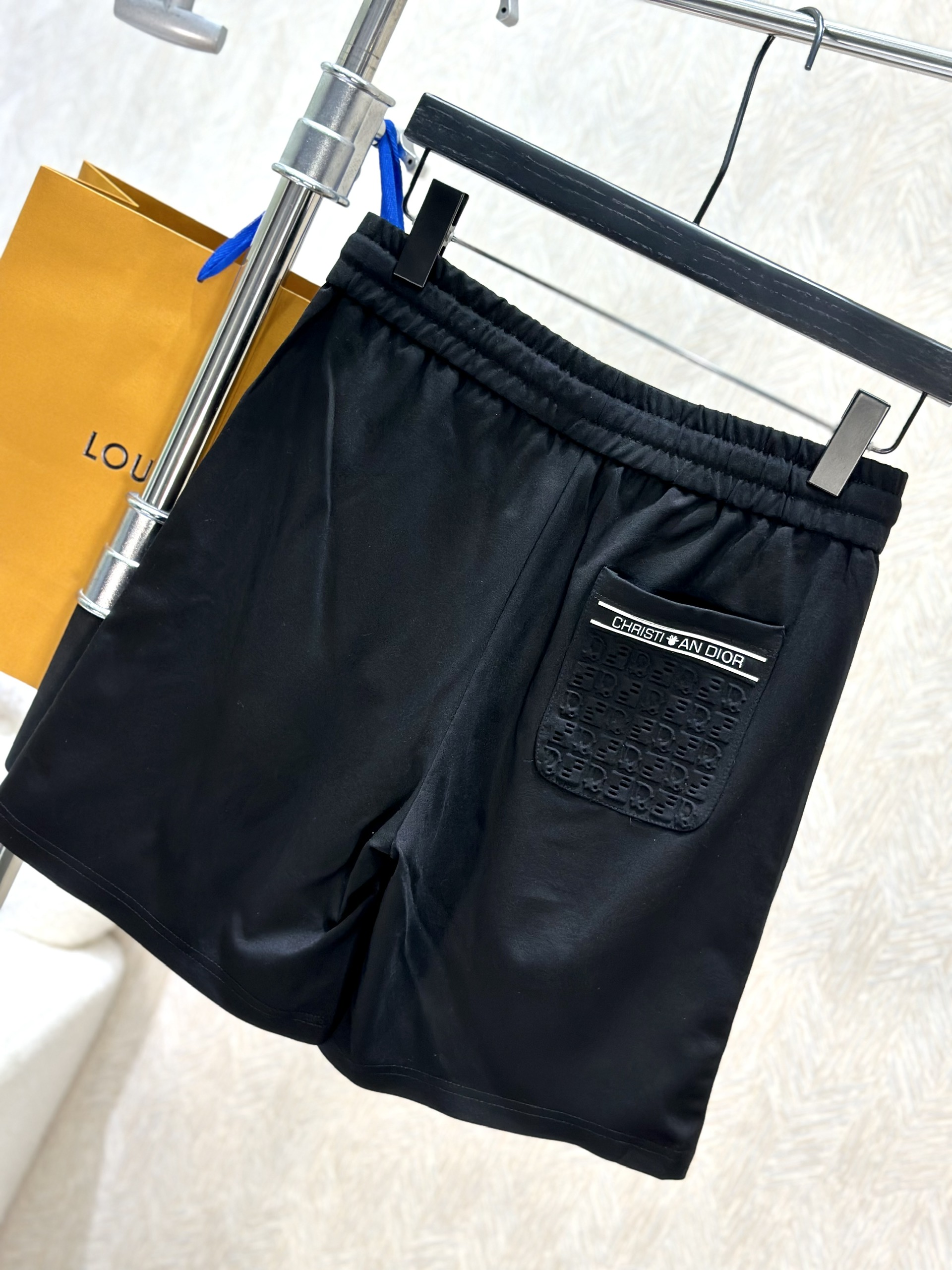 Quần short nỉ Dior CD Đen logo chữ Trắng họa tiết dập nổi túi sau Like Auth 1-1 on web VTN